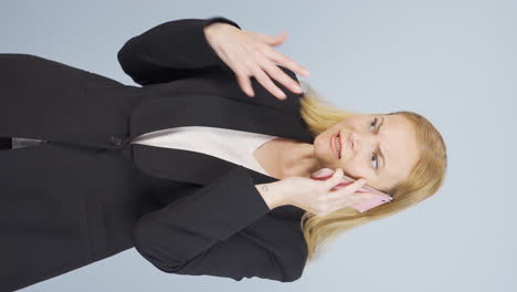 Vertical-video-of-Angry-talking-business-woman-on-the-phone.